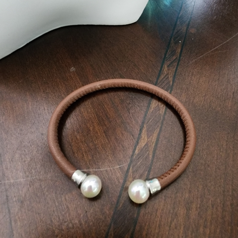 Brown Leather Pearl-Ended Cuff Bracelet